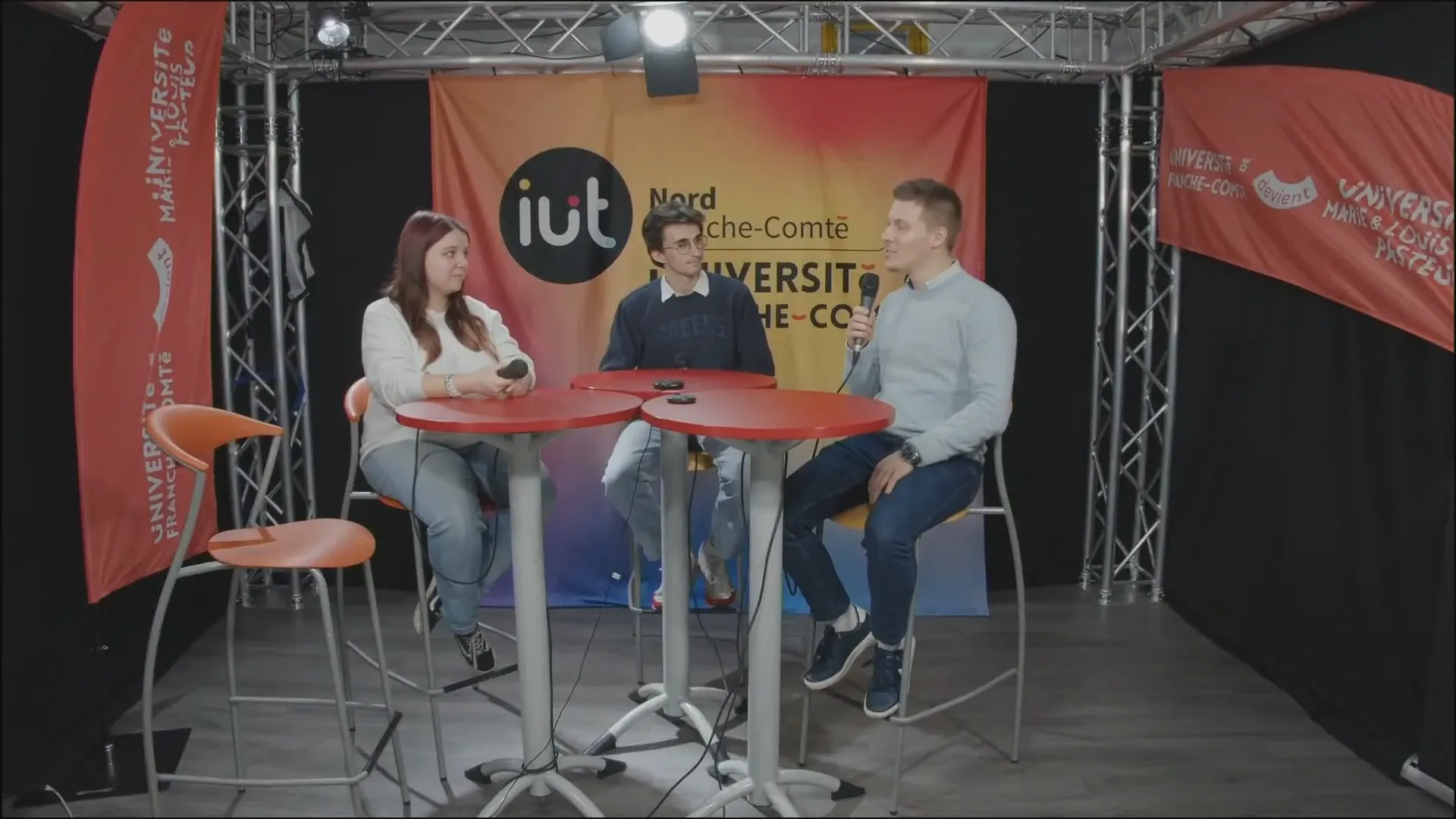 Plateau WebTV de l'Université Marie et Louis Pasteur lors de la JPO 2025 avec une partie de l'équipe de présentation du direct