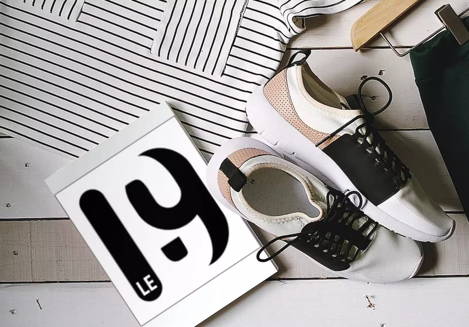 Mockup du nouveau logo du 19Crac sur une surface papier type cahier 