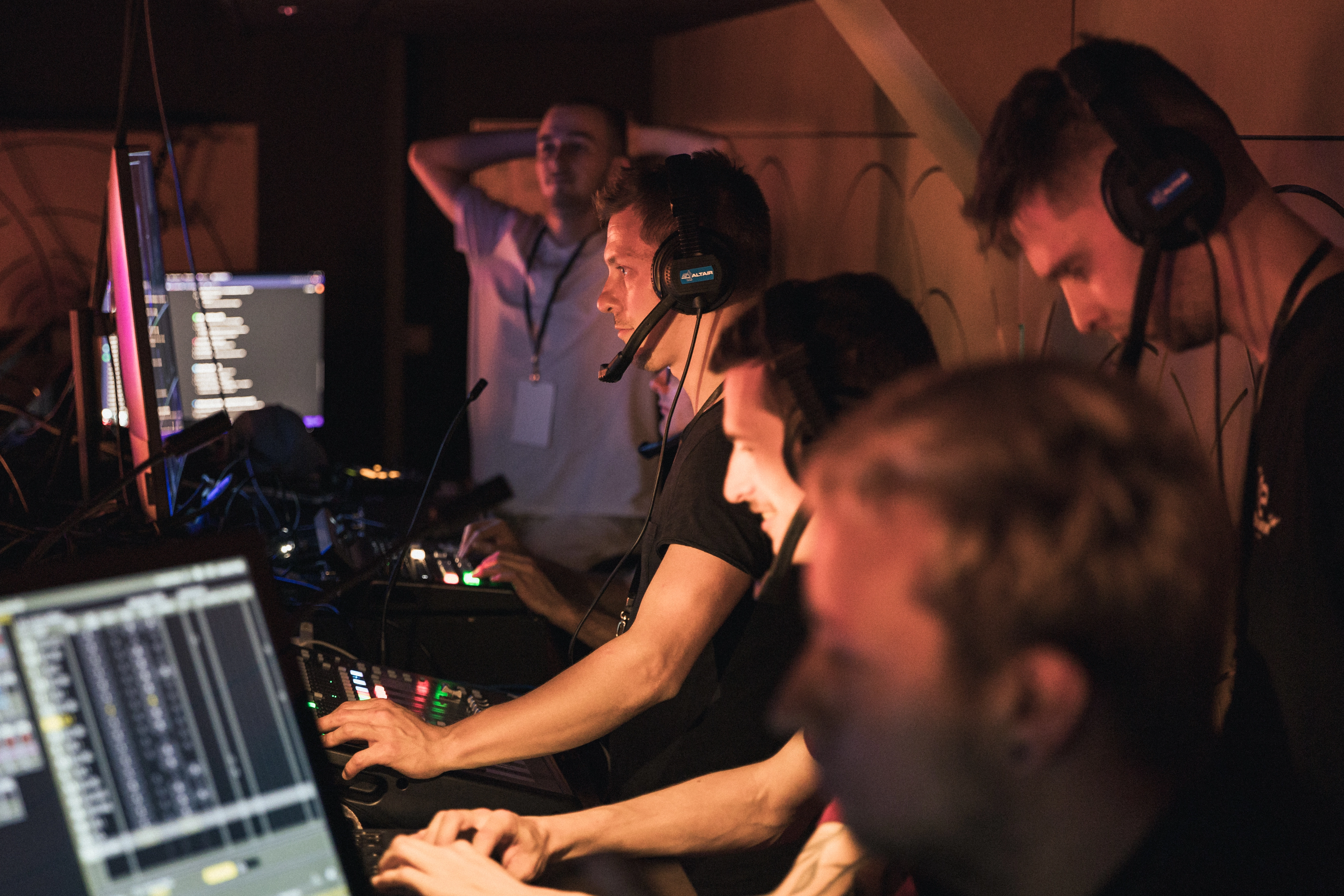 Image de la régie vidéo du talk-show caritatif Soirée Canap organisé par des étudiants sur scène dans la salle des Bains Douches de Montbéliard